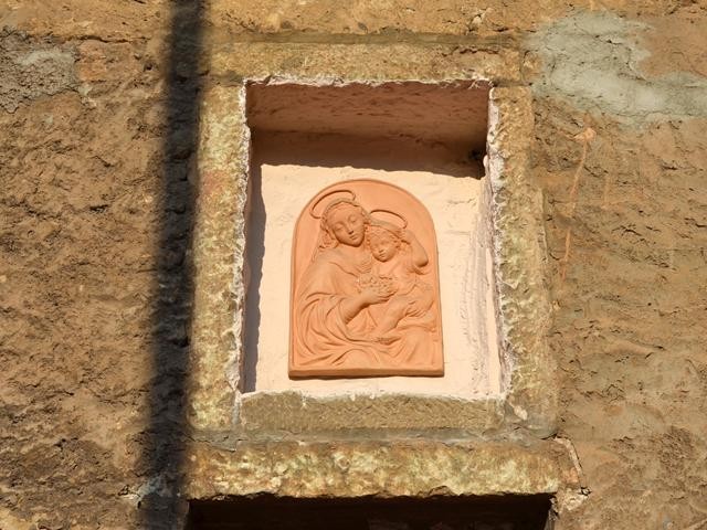 Madonna con bambino in terracotta nel cortile dell'oratorio di S.M. della Misericordia