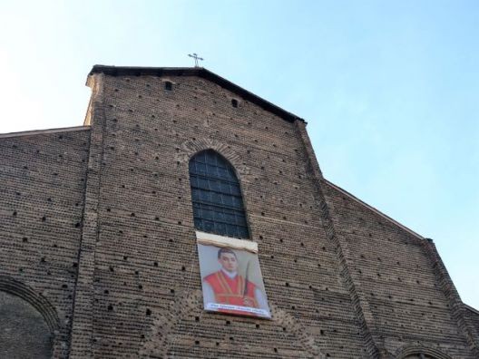La facciata della basilica di San Petronio (BO) nei giorni della beatificazione di don Fornasini