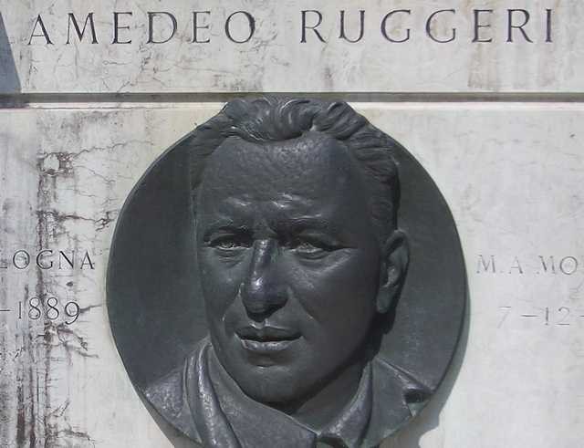 Ritratto di Amedeo Ruggeri sul Monumento agli Sportivi, presso l'entrata nuova della Certosa