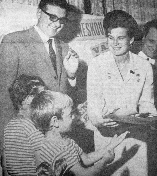 Valentina Tereshkova accompagnata dal sindaco Fanti incontra i bambini della colonia marina di Cervia - Fonte: "Comune di Bologna. Notiziario settimanale"