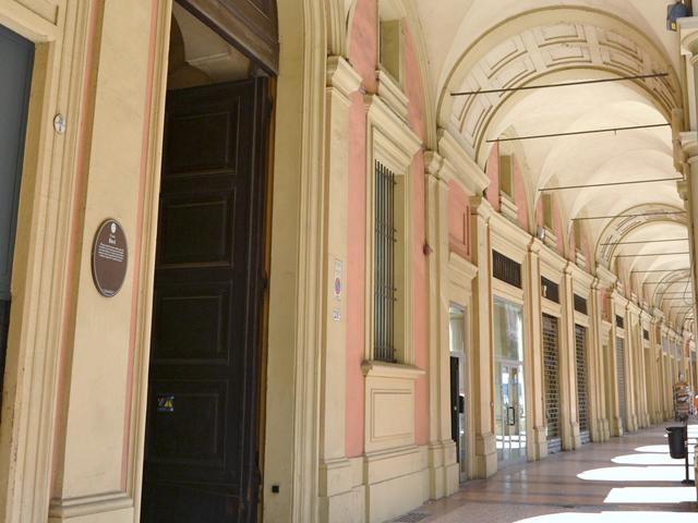 Casa Bovi - via Farini - ingresso e portico