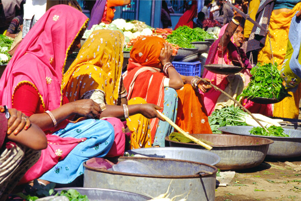 Donne vendono verdure al mercato di Kuchaman - India - 2004