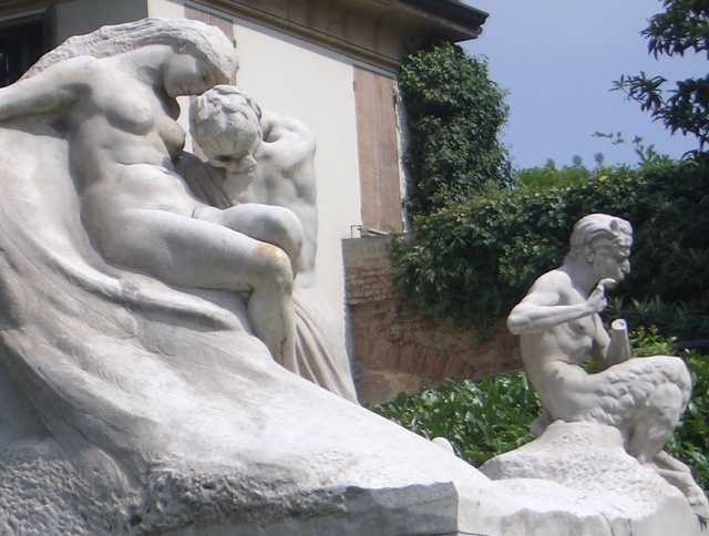 Il monumento a Carducci - sculture della parte sinistra