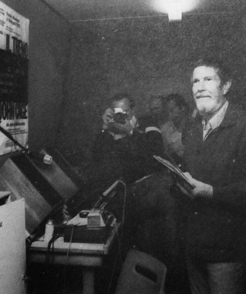 John Cage davanti agli strumenti elettronici installati sul "suo treno" - Fonte: "Bologna notizie"