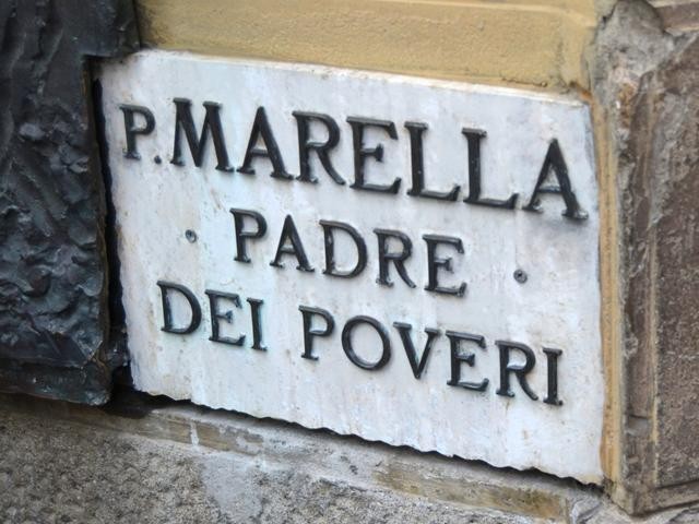 Targa per Padre Marella all'angolo tra via degli Orefici e via Drapperie (BO)