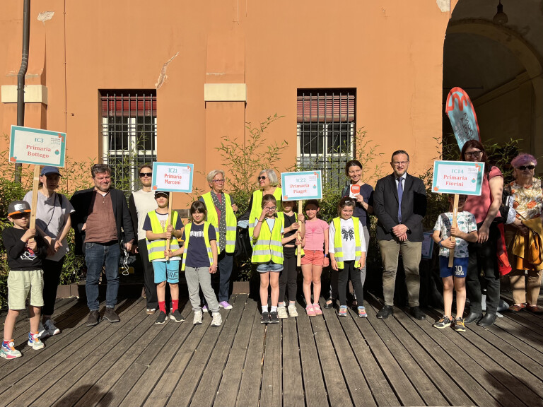 immagine di Bologna a scuola si muove sostenibile: a Palazzo d’Accursio la festa che ha premiato bambine e bambini passeggere/i dei Pedibus