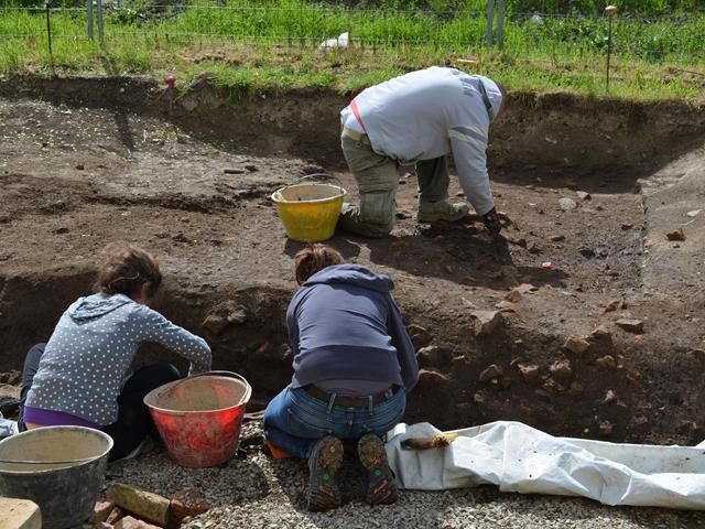 Archeologi al lavoro al margine della via Emilia 