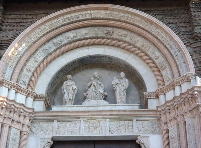 Basilica San Petronio, particolare del portale