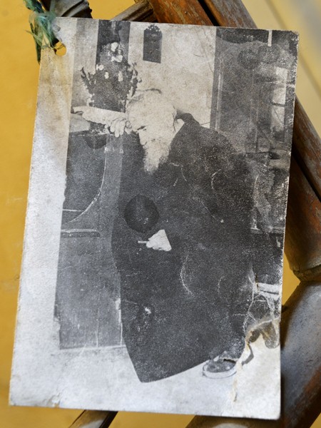 La foto di padre Marella su una delle tombe della Certosa (BO)