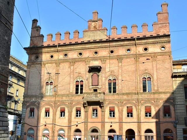 Palazzo degli Strazzaroli - piazza di Porta Ravegnana
