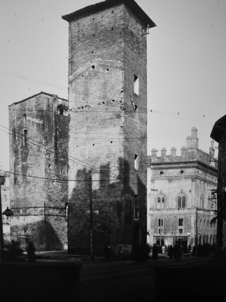 Gruppo delle Torri Artenisi e Riccadonna dopo la demolizione delle case adiacenti 