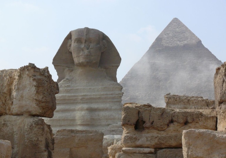 Geoff Steven, Menfi e la sua Necropoli  le Piane delle Piramidi da Giza a Dahshur, Egitto © OUR PLACE COLLECTION