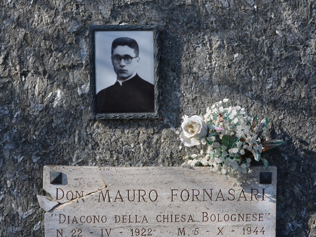 Cippo ricordo di don Mauro Fornasari - part.