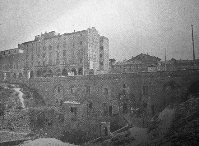Appartamenti per sfollati ricavati sotto il viadotto del Cavaticcio - Fonte: "Bologna rivista del Comune", monogr. (1953), pp. 9-10