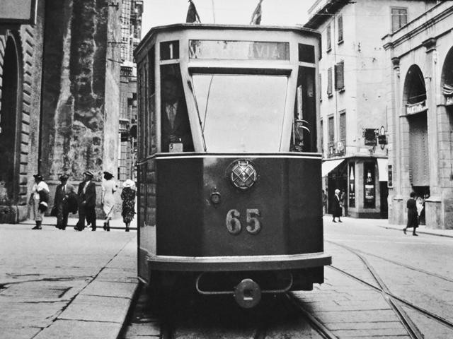 Un tram in via Ugo Bassi (BO) nel corso del '900 