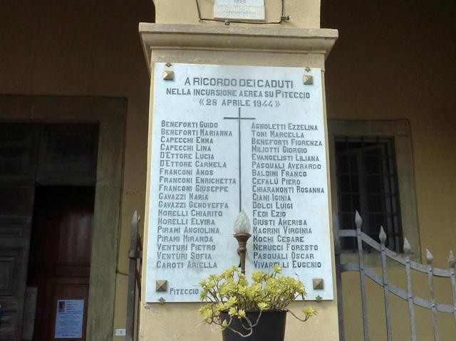 Lapide sulla chiesa di Piteccio con i nomi delle vittime dell'incursione aerea del 28 aprile 1944