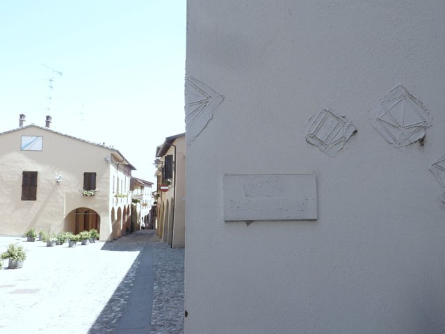 Dozza imolese - Muro Dipinto - il borgo e un'opera di Marcello Jori