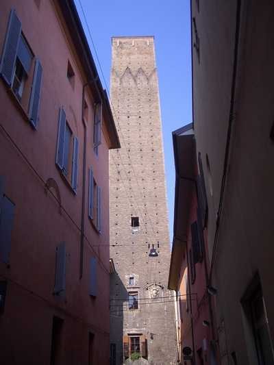 La torre coronata in via S. Alò da cui partivano gli allarmi