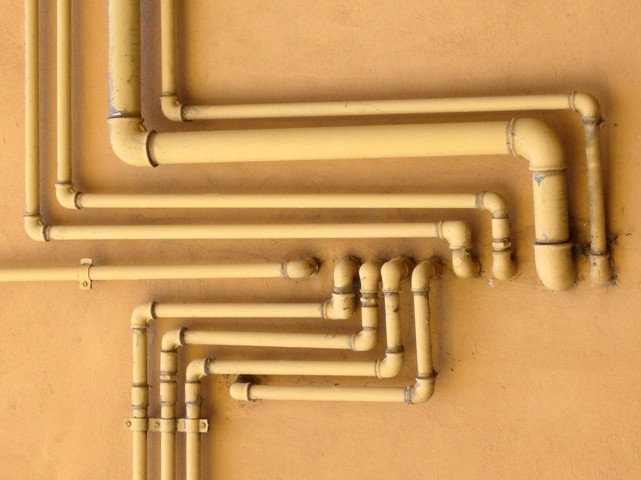 Installazione all'esterno dei tubi del gas in un condominio bolognese