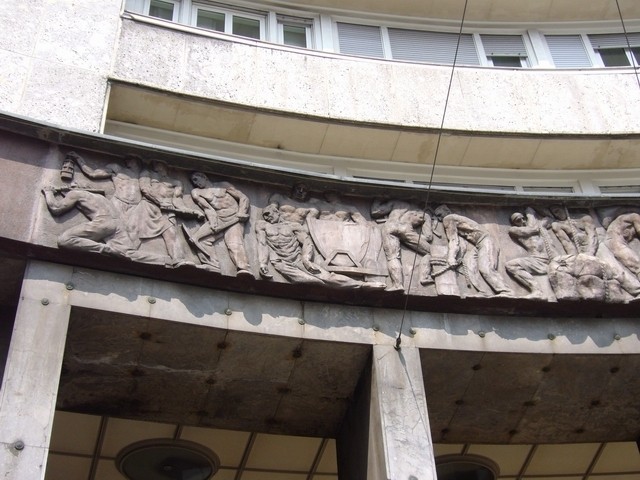 Bassorilievo sulla facciata del Palazzo del Gas 