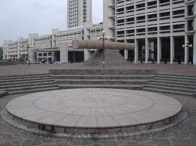 La piazza principale del Fiera District con la scultura di Isamu Noguchi