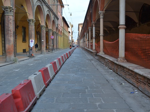 Le barriere provvisorie installate di fianco al portico dei Servi dopo la ripavimentazione di STrada Maggiore