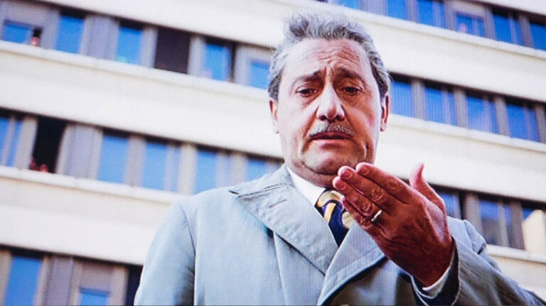 copertina di Un borghese piccolo piccolo 