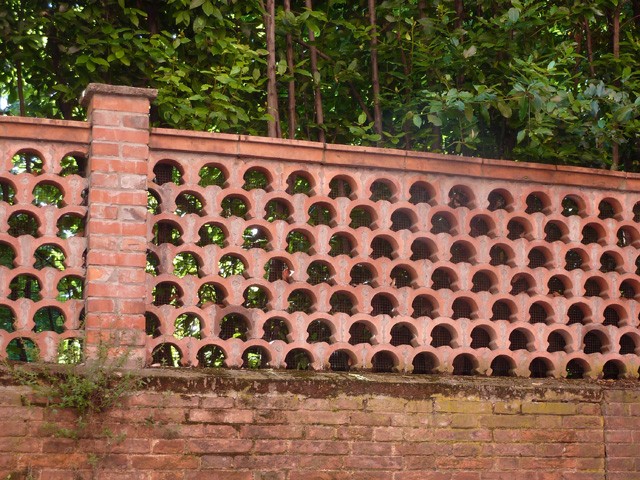Una originale recinzione in laterizio