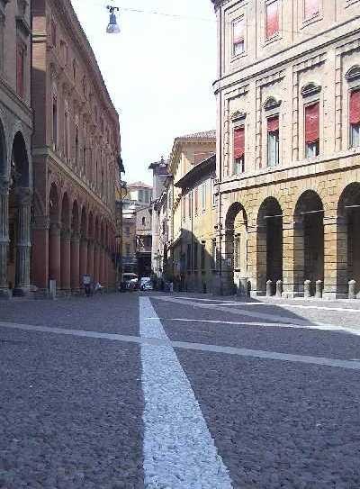 L'acciottolato della piazza visto dalla Basilica di Santo Stefano