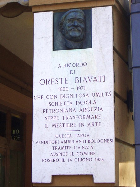 Lapide a ricordo di Oreste Biavati all'angolo tra piazza dell'VIII Agosto e via Indipendenza (BO)