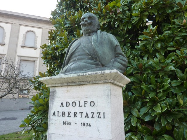 Busto di A. Albertazzi davanti alla scuola a lui dedicata a Castel San Pietro (BO)
