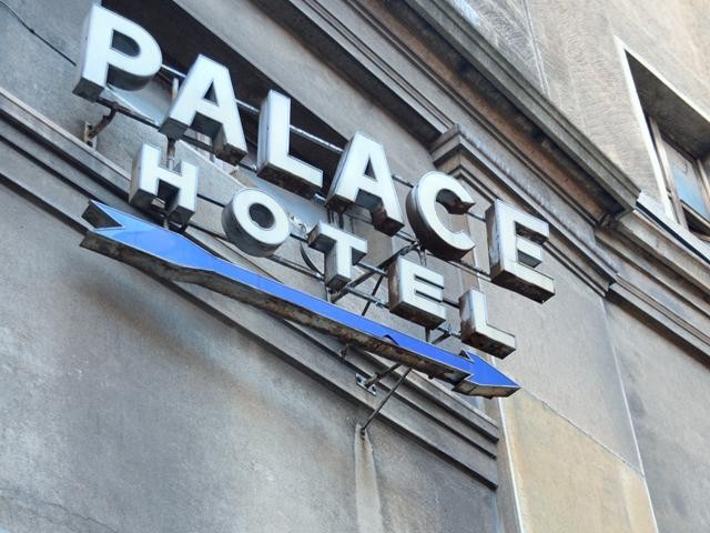 Insegna del Medica Palace Hotel in via Parigi (BO)