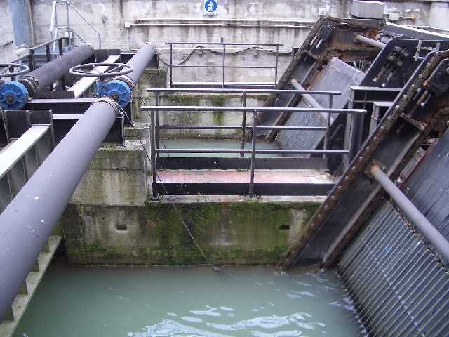 La grata serve a ripulire e controllare le acque del canale di Reno prima del salto della centrale del Cavaticcio