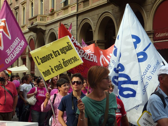 Un momento della sfilata del Bologna Pride 