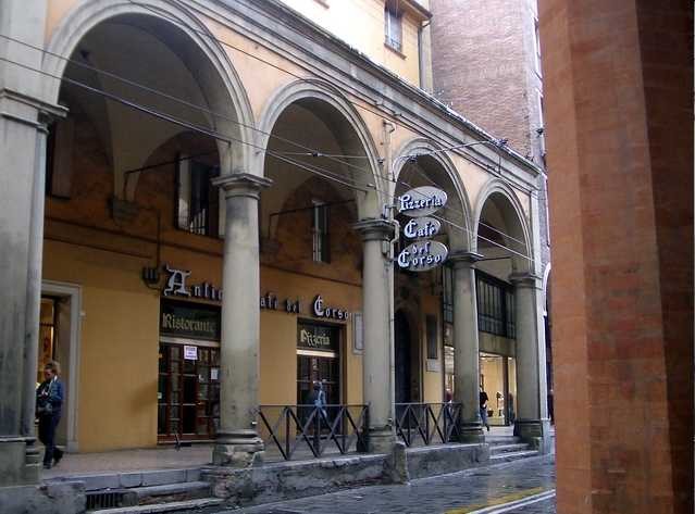 Le colonne residue del Teatro del Corso in via Santo Stefano