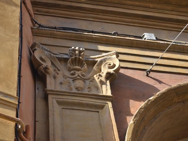 Ex chiesa di Santa Maria delle Laudi - facciata - particolare