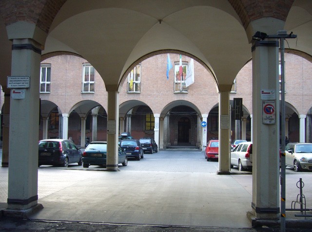Il portico di piazza Scaravilli di fronte a palazzo Poggi