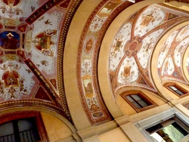 Il portico della Banca d'Italia decorato da G. Lodi 