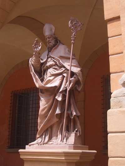 Modello in terracotta della statua di San Petronio collocata in Piazza di Porta Ravegnana - Cortile dell'Arcivescovado (BO)