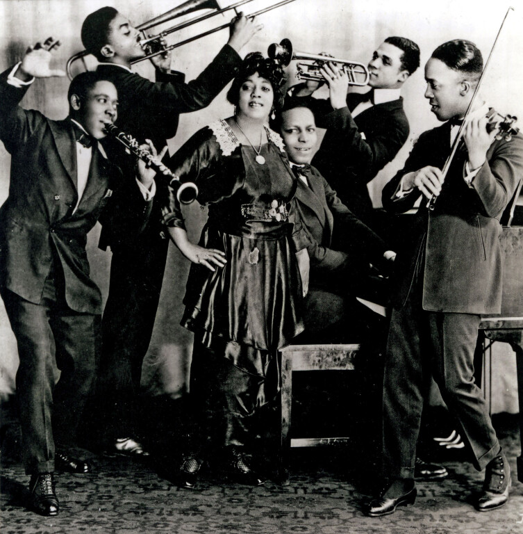 copertina di Shoot myself a cop. Crazy blues: amore e rivoluzione nella canzone che cambiò la storia della musica