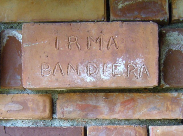 Il nome di Irma Bandiera inciso sul muro del monumento che ricorda le donne partigiane cadute nei giardini di Villa Spada (BO)