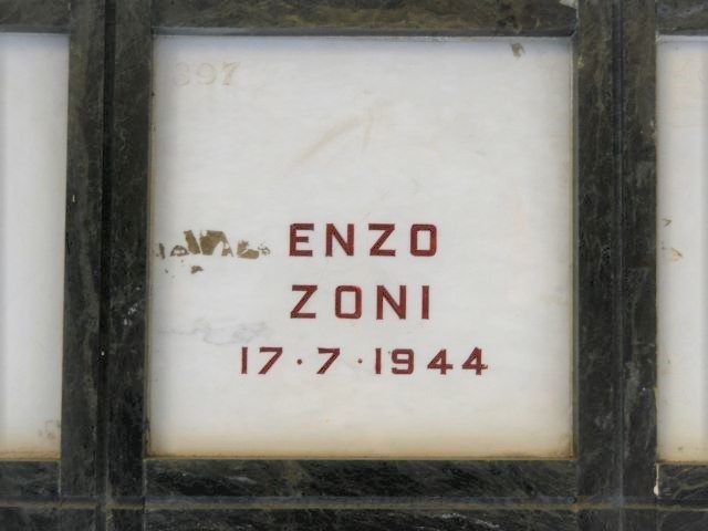 Tomba di Enzo Zoni nel Monumento Ossario dei Partigiani - Cimitero della Certosa (BO)