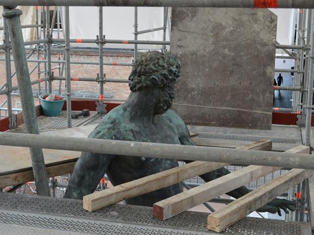 La statua del Nettuno durante il restauro nel 2016