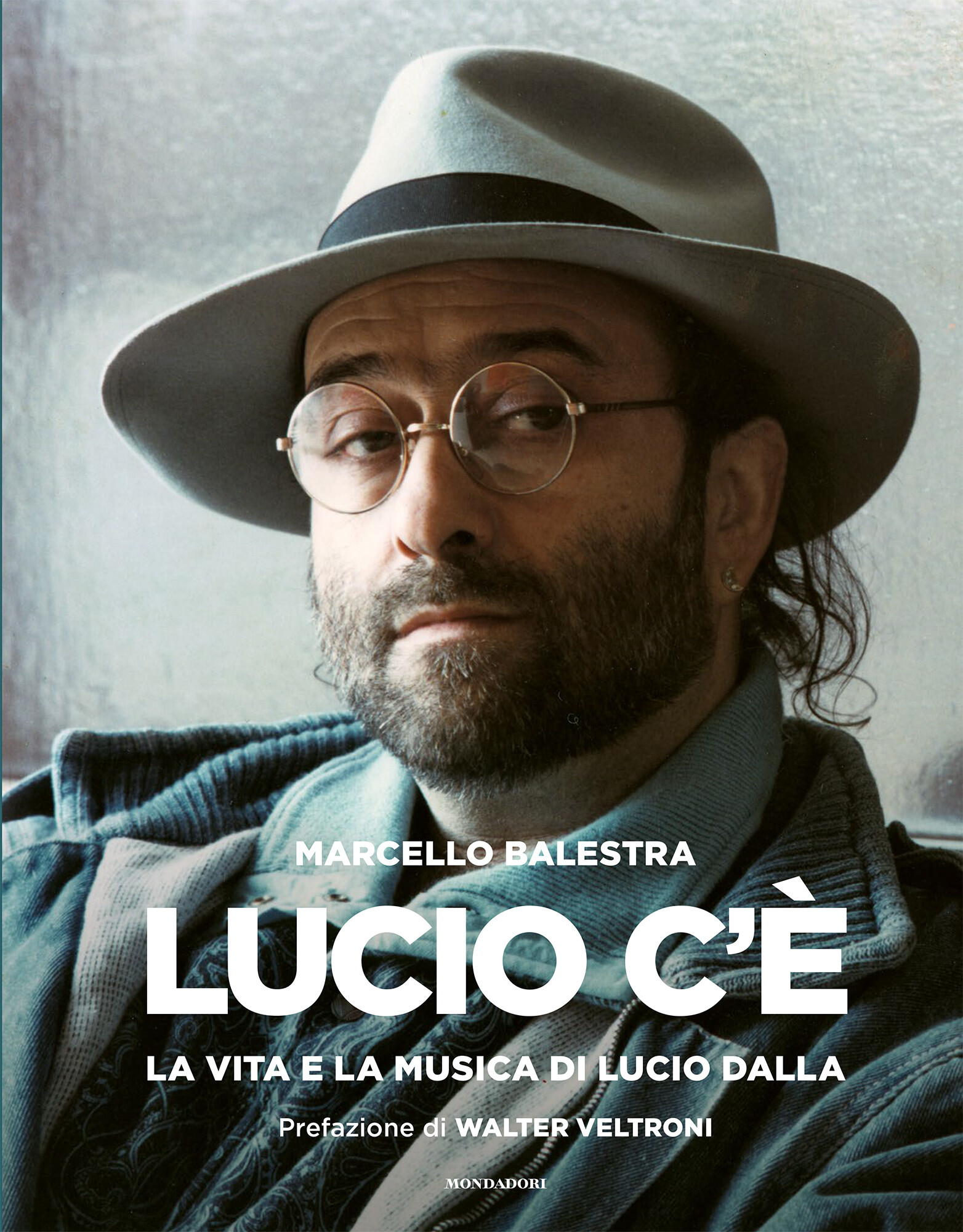 copertina di Lucio c'è. La vita e la musica di Lucio Dalla.