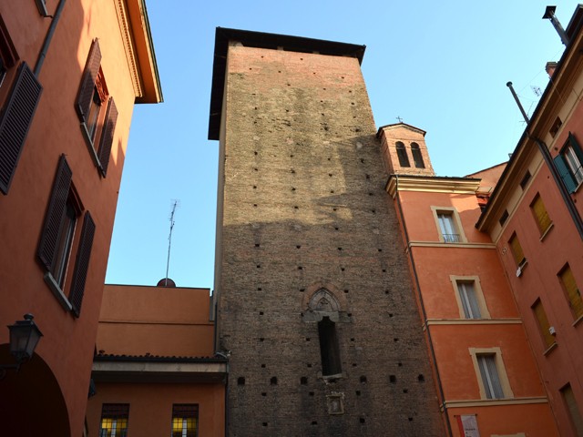 La torre Galluzzi (sec. XIII) all'interno della corte omonima