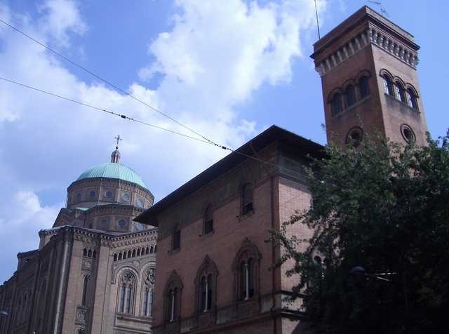 Il teatro Testoni in via Matteotti - alle spalle la chiesa del Sacro Cuore