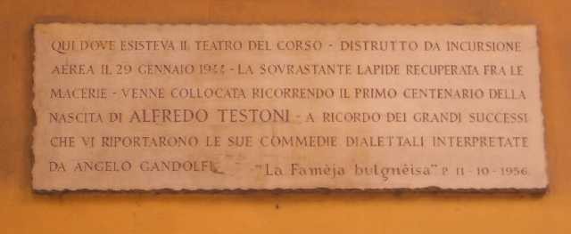 Lapide della Fameja Bulgneisa in via Santo Stefano sul luogo dove sorgeva il teatro del Corso