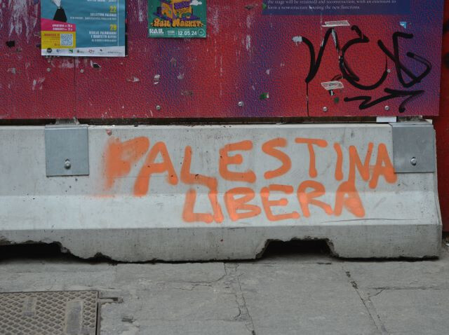 Scritte pro Palestina in zona universitaria