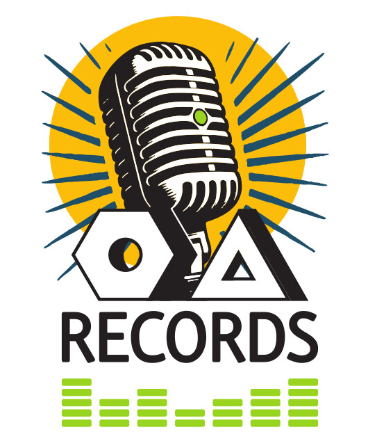 illustrazione grafica del logo di OA Records; al centro un microfono vintage da studio posizionato davanti a un cerchio giallo con raggi blu radianti, con alla base le lettere geometriche O (a forma di esagono) e A (a forma di triangolo), la scritta in maiuscolo 'RECORDS' e una serie di barrette verdi che simulano un equalizzatore audio