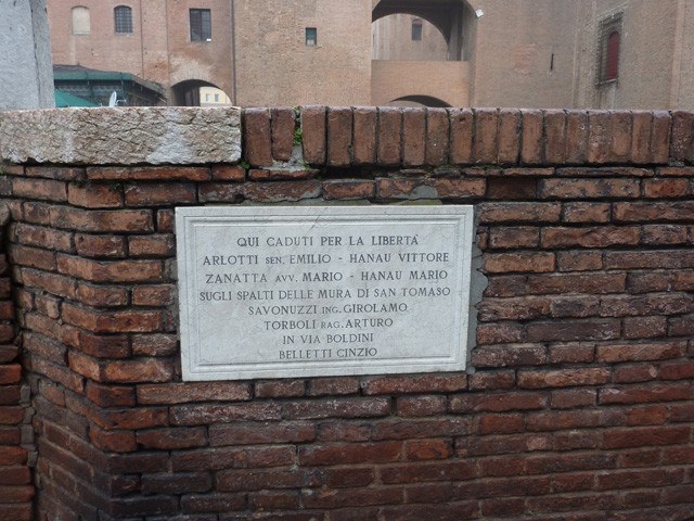 Lapide sul luogo in cui furono fucilati gli antifascisti il 15 novembre 1943 a Ferrara
